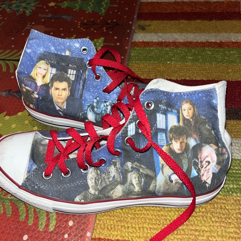 Converse men’s 8 women’s 10     Doctor Who chuck taylor tardis dalek cyberman dr
